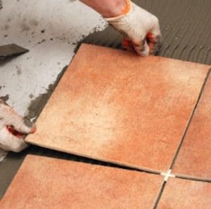 Układanie płytek ceramicznych – krok po kroku